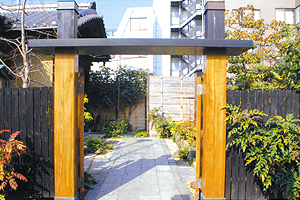 落ち着いた雰囲気の松光寺正門